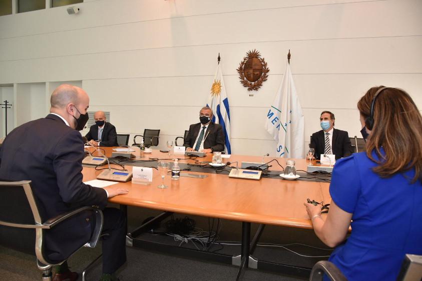 Ministros de Defensa, Javier García y del Interior, Jorge Larrañaga, reunidos con González y Chung