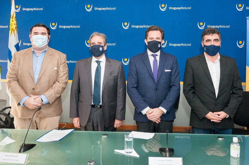 Ministro Germán Cardoso, Subsecretario Remo Monzeglio, Int. de Paysandú, Nicolás Olivera e Int. de Salto, Andrés Lima Ministro Germán Cardoso, Subsecretario Remo Monzeglio, Intendentes Nicolás Olivera y Andrés Lima