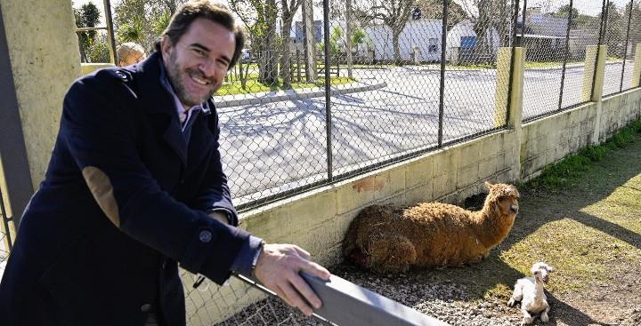 Ministro de Turismo, Germán Cardoso, en BioParque de Durazno, junto a cría de alpaca