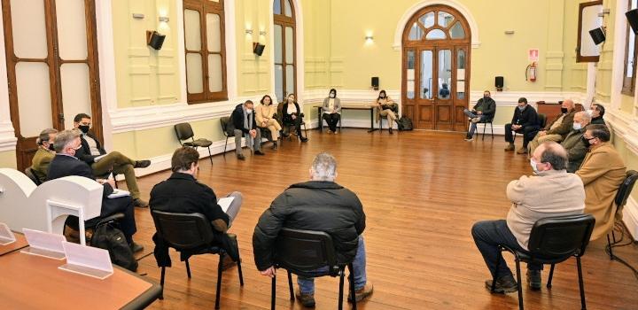 Ministro Germán Cardoso, Intendente Carmelo Vidalín y equipos técnicos reunidos con operadores 