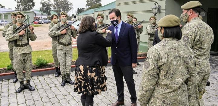 Ministro Germán Cardoso saluda a Embajadora Faye O’Connor, en la entrada al Batallón Florida 