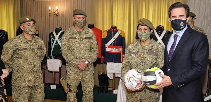 Ministro Cardoso entregó donación al Batallón Florida, de varios sets de pelotas de fútbol, fútbol sala y vóley Ministro Cardoso entregó donación de varios sets de de pelotas de fútbol, fútbol sala y vóley