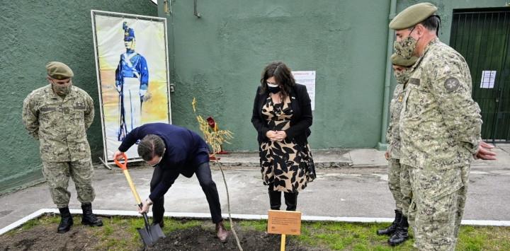 Ministro Cardoso y Embajadora O’Connor, al momento de plantar árbol Ibirapitá en el Batallón Florida de Infantería Nº1 Ministro Cardoso al momento de plantar el árbol Ibirapitá en el Batallón Florida de Infantería Nº1