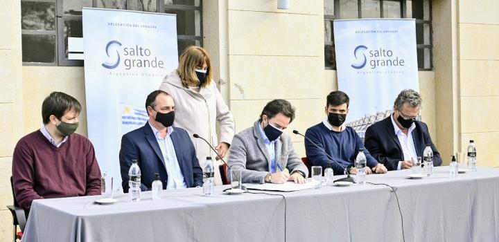 Ministro Germán Cardoso al momento de la firma del convenio con CTM, para instalación de Sede Regional de MINTUR Salto Ministro Germán Cardoso al momento de la firma del convenio con CTM, para instalación de Sede MINTUR