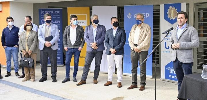 Ministro Germán Cardoso junto a autoridades, en inauguración del Instituto de Alta Especialización en Turismo de UTU Ministro Germán Cardoso en inauguración del Instituto de Alta Especialización en Turismo de UTU
