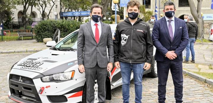 Ministro Germán Cardoso y Director General Ignacio Curbelo, junto a auto de Rally Ministro Germán Cardoso y Director General Ignacio Curbelo, junto a auto de Rally