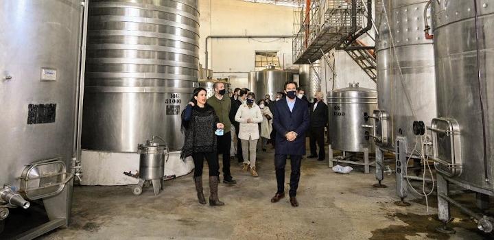 Ministro Germán Cardoso visitó Bodegas Leonardo Falcone, en los accesos a la ciudad de Paysandú 