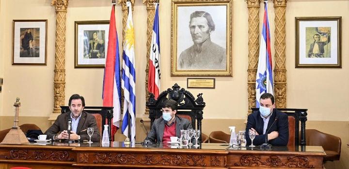 Ministro Germán Cardoso reunido en la Junta Departamental de Paysandú, con ediles locales