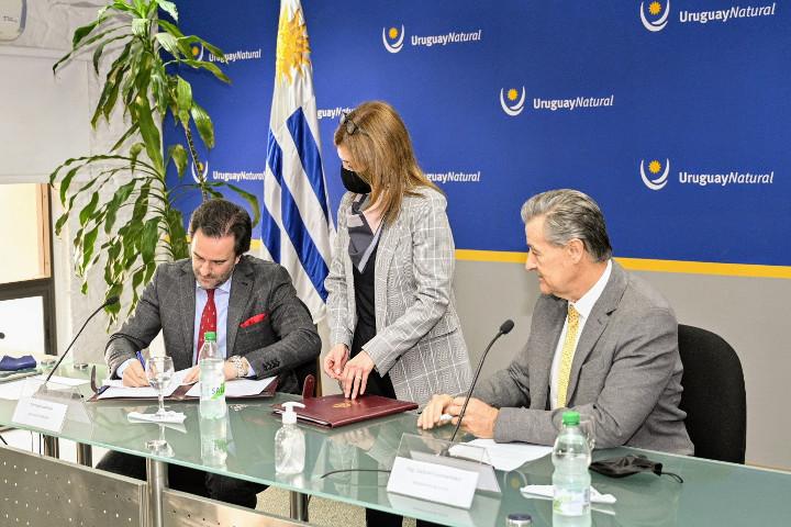 Ministro Germán Cardoso y Presidente de Antel, Gabriel Gurméndez, firman el convenio