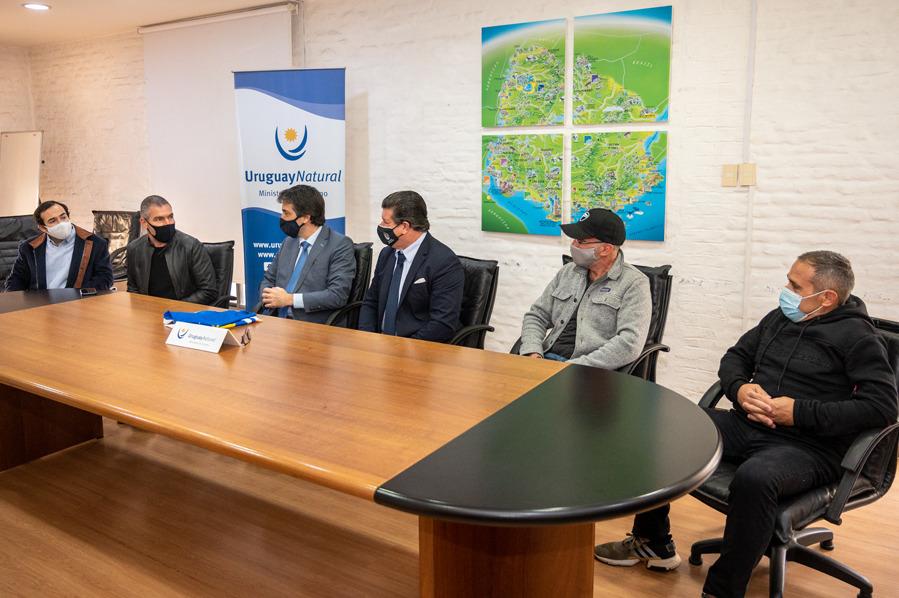 Autoridades junto a pilotos Autoridades junto a pilotos