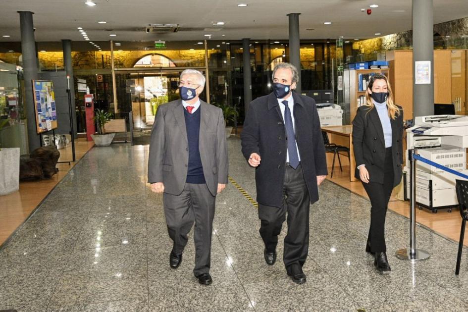 Ministro y Viceministro en hall central de la sede institucional Ministro y Viceministro en hall central de la sede institucional