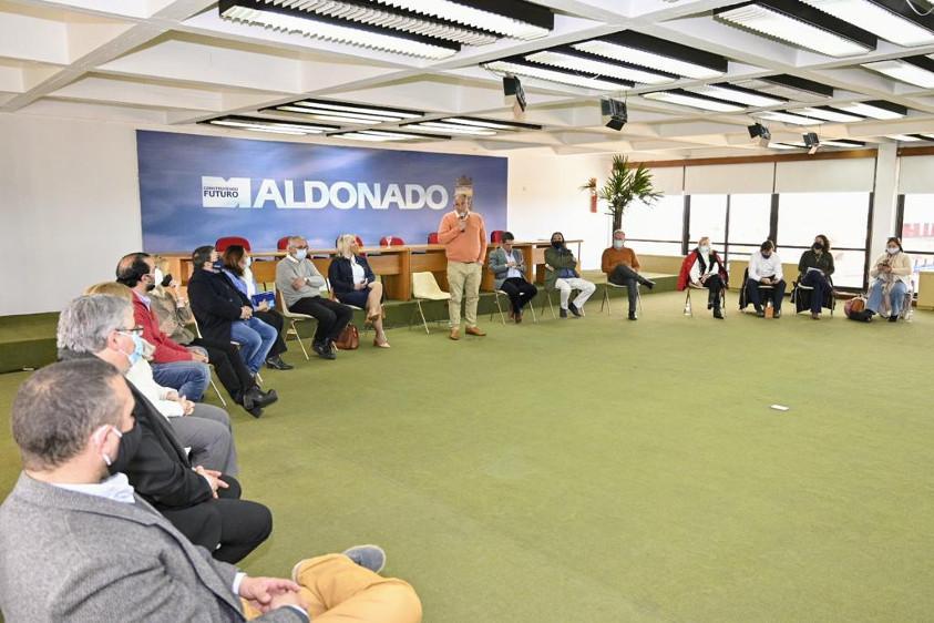 Director Nacional de Turismo reunido con directores de Turismo y Camtur en Maldonado