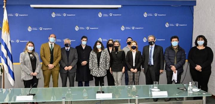 Ministerio de Turismo y MIDES firman convenio para fortalecer el turismo inclusivo Ministerio de Turismo y MIDES firman convenio para fortalecer el turismo inclusivo