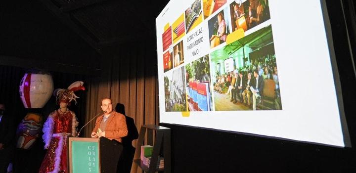 Presentación de la guía turística de Colonia a Fray Bentos, en stand del Mintur en Expoprado