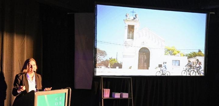 Presentación de la guía turística de Colonia a Fray Bentos, en stand del Mintur en Expoprado