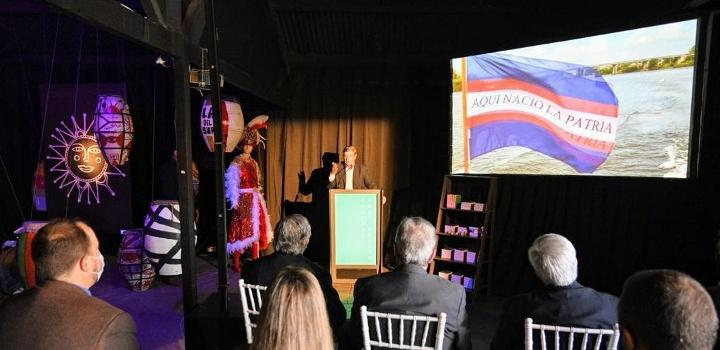 Intendente de Soriano, Guillermo Besozzi, en presentación de guía turística de Colonia a Fray Bentos