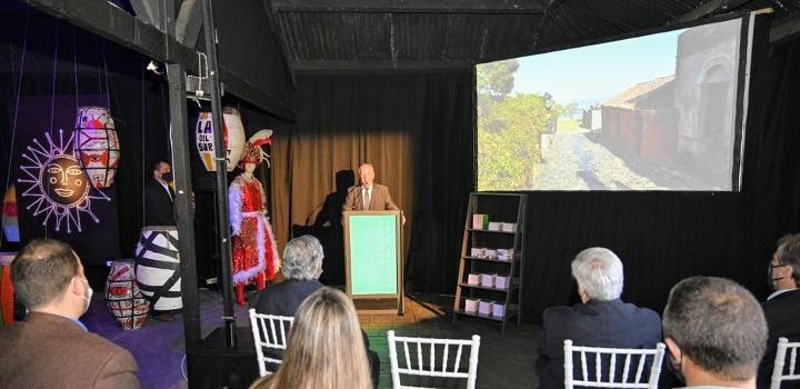 Intendente de Colonia, Carlos Moreira, en presentación de guía turística de Colonia a Fray Bentos