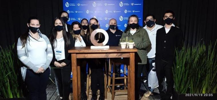 Estudiantes voluntarios durante la expo