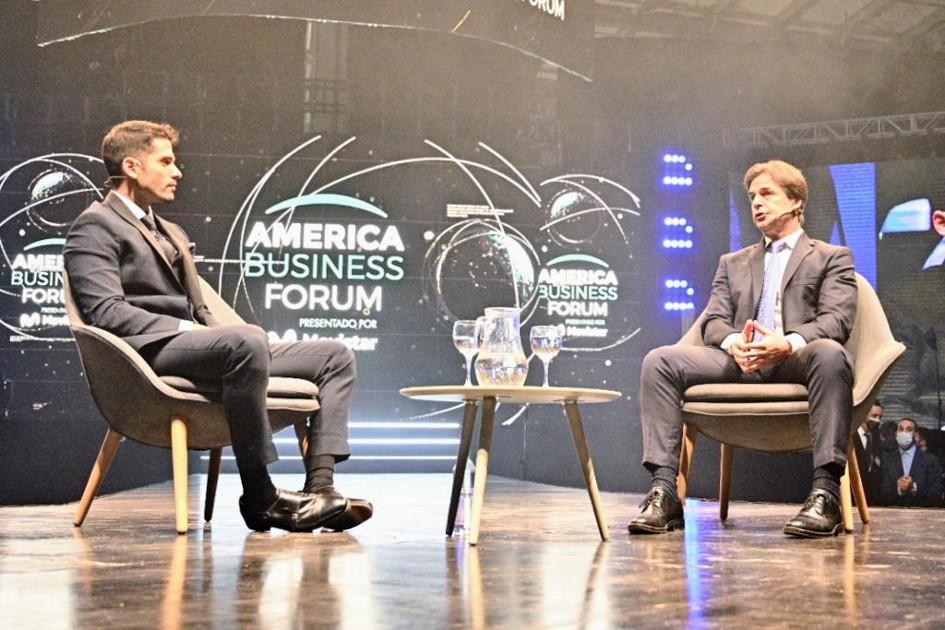 Presidente Luis Lacalle Pou charla con el periodista y presidente de America Business Forum, Ignacio González Presidente Luis Lacalle Pou charla con el periodista Ignacio González