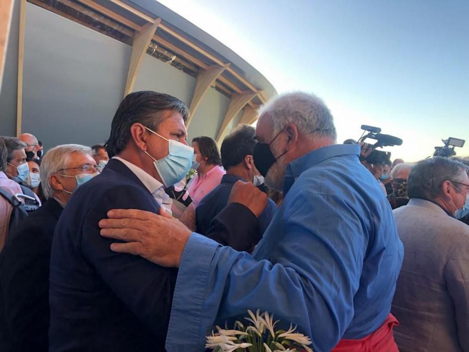 Director general de Secretaría, Ignacio Curbelo y artista Pablo Atchugarry, en inauguración del MACA