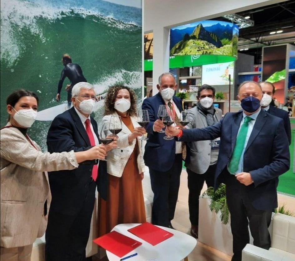 Autoridades de Mintur, directores Turismo de Mdeo y Maldonado y ejecutivos de Iberia, brindan por convenio de promoción Autoridades de Mintur, directores de Turismo de Mdeo y Maldonado y ejecutivos de Iberia
