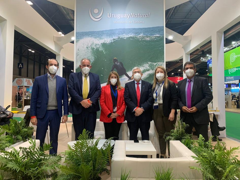 Mtro. T. Viera, dir. nal. Roque Baudean, dir. Turismo Mdeo. y Maldonado, F. Amado, M. Laventure, Pta Camtur, M. Cantera Autoridades en stand del Ministerio de Turismo en Fitur 2022