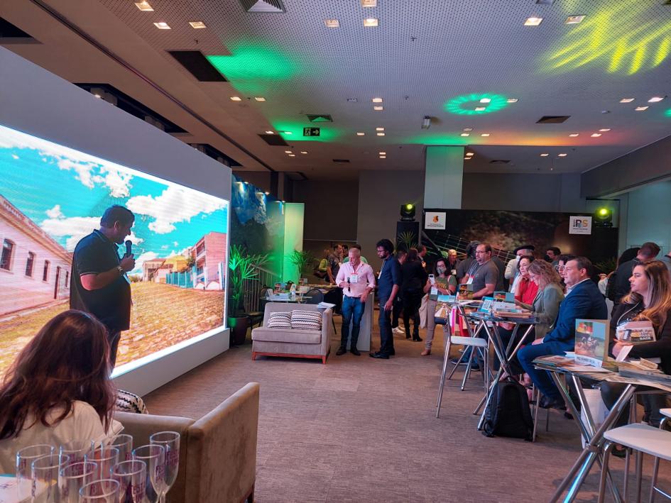 Presentación Colonia y su legado patrimonial en feria UGART Feria de Negocios UGART