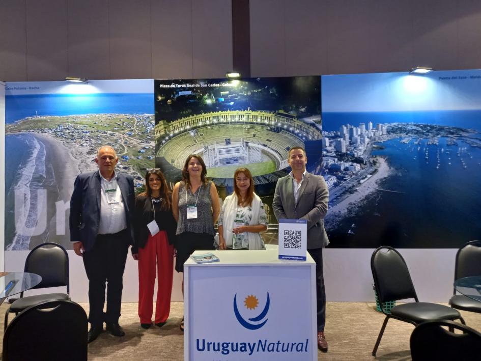 Feria de Negocios UGART, equipo junto a la Cónsul General de Uruguay en Sao Pablo, Liliana Buonomo Feria de Negocios UGART