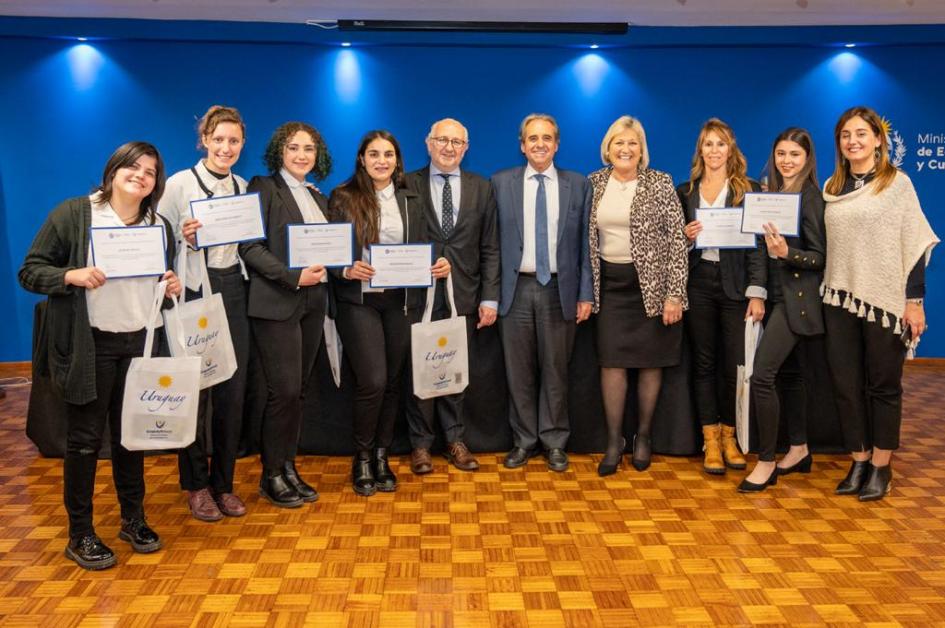 Reconocimiento a estudiantes presentes en la Conferencia de UNESCO