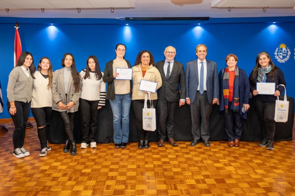Reconocimiento a estudiantes presentes en la Conferencia de UNESCO Reconocimiento a estudiantes presentes en la Conferencia de UNESCO