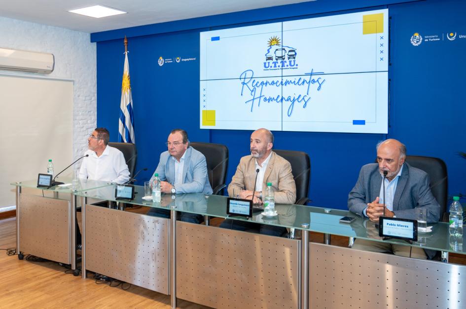 UTTU entregó reconocimientos a autoridades y celebridades UTTU entregó reconocimientos a autoridades y celebridades