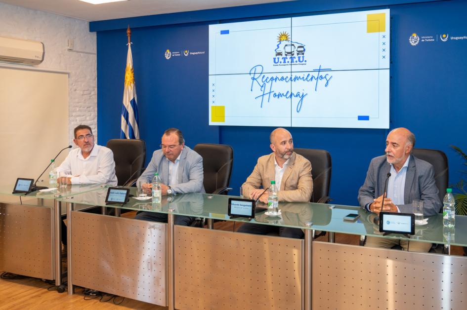 UTTU entregó reconocimientos a autoridades y celebridades UTTU entregó reconocimientos a autoridades y celebridades