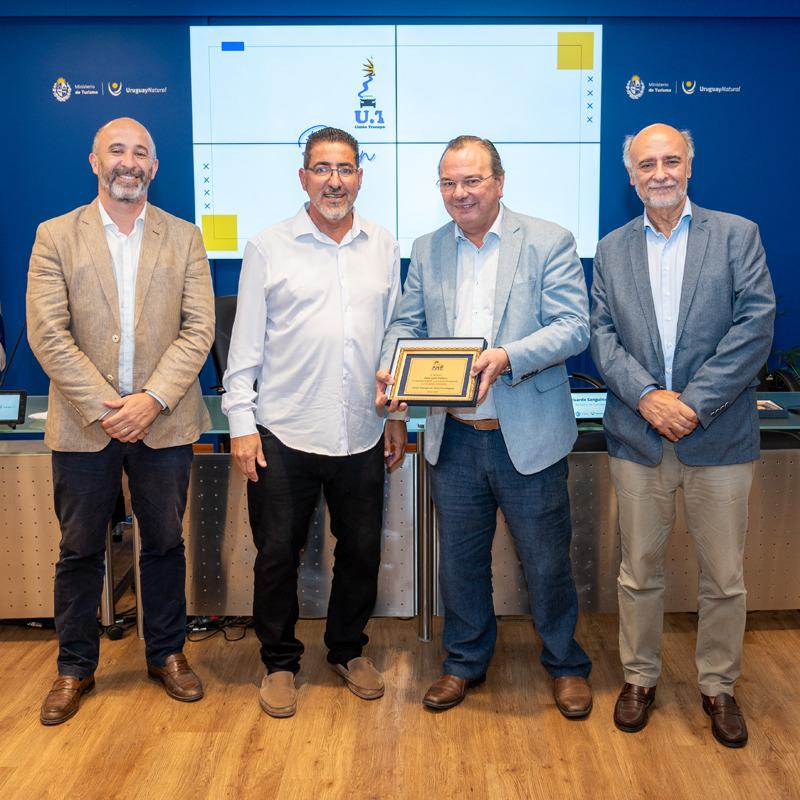 UTTU entregó reconocimientos a autoridades y celebridades UTTU entregó reconocimientos a autoridades y celebridades