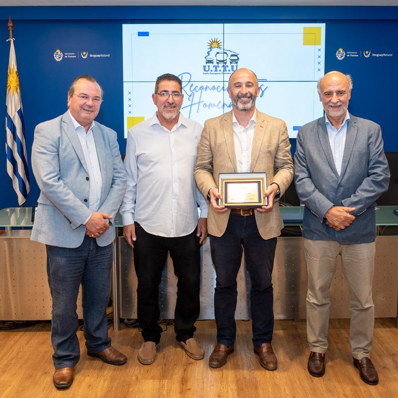 UTTU entregó reconocimientos a autoridades y celebridades UTTU entregó reconocimientos a autoridades y celebridades