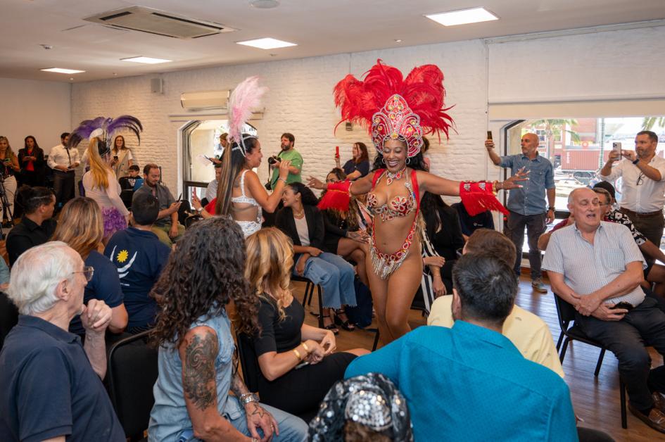 Melo se viste de fiesta para recibir a su Carnaval Melo se viste de fiesta para recibir a su Carnaval