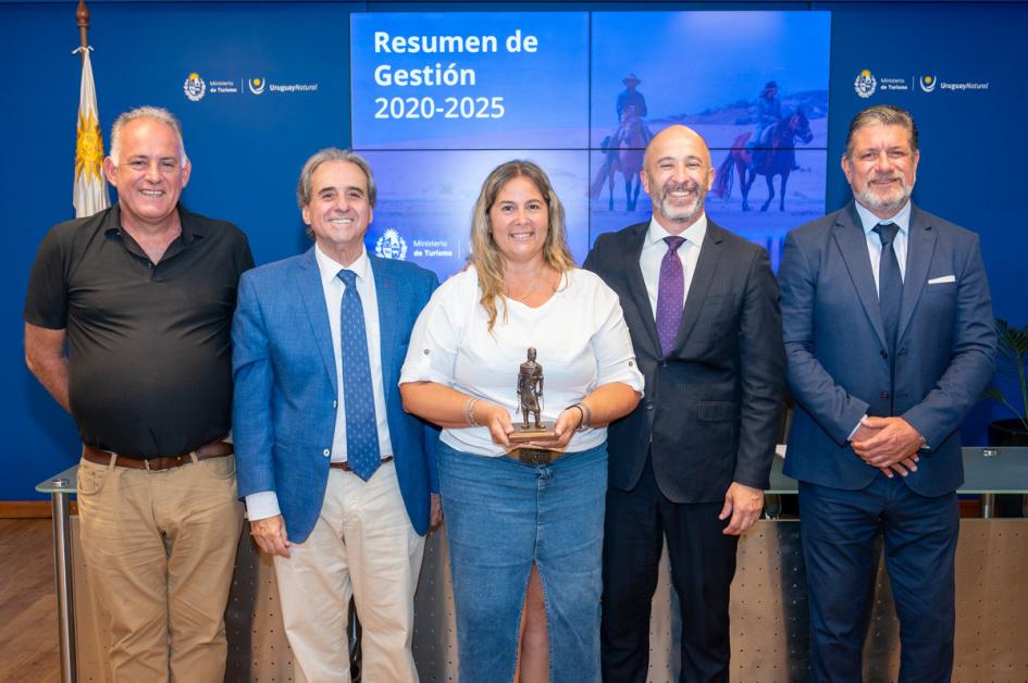 La Dirección Nacional de Turismo realizó reconocimientos a diferentes actores del sector La Dirección Nacional de Turismo realizó reconocimientos a diferentes actores del sector