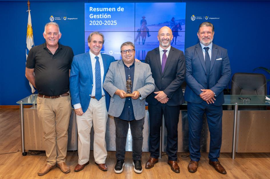 La Dirección Nacional de Turismo realizó reconocimientos a diferentes actores del sector La Dirección Nacional de Turismo realizó reconocimientos a diferentes actores del sector