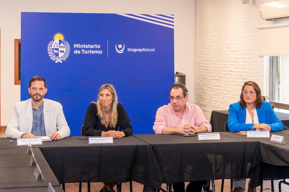 Autoridades recibieron a los Directores de Turismo Departamentales Autoridades recibieron a los Directores de Turismo Departamentales