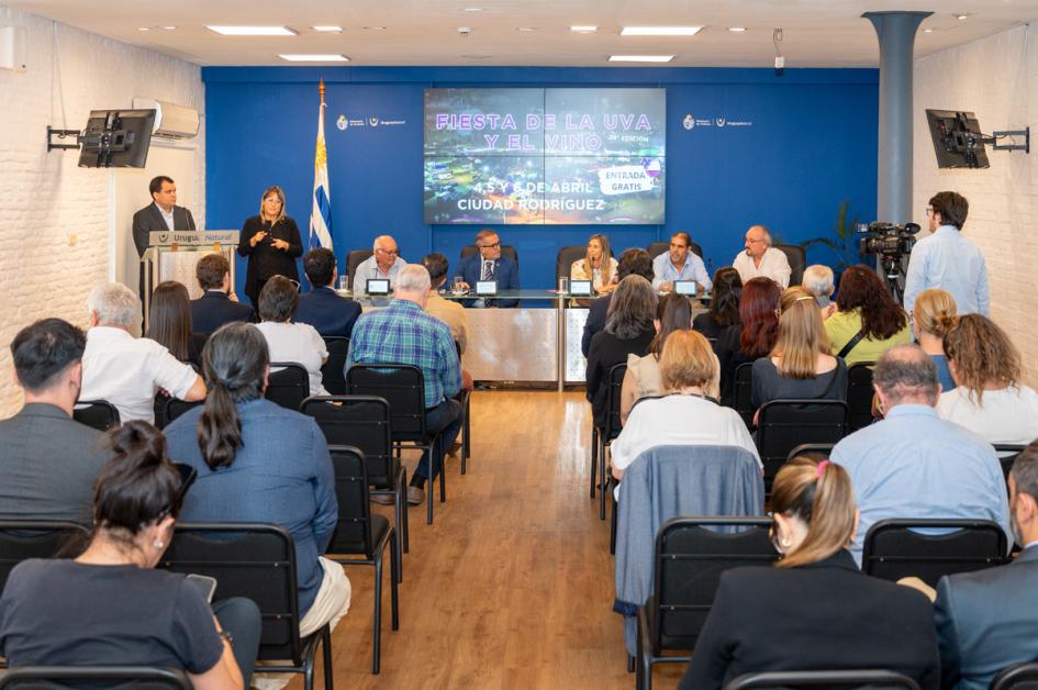 Rodríguez brinda por la llegada de la 29ª edición de la Fiesta de la Uva y el Vino Rodríguez brinda por la llegada de la 29ª edición de la Fiesta de la Uva y el Vino