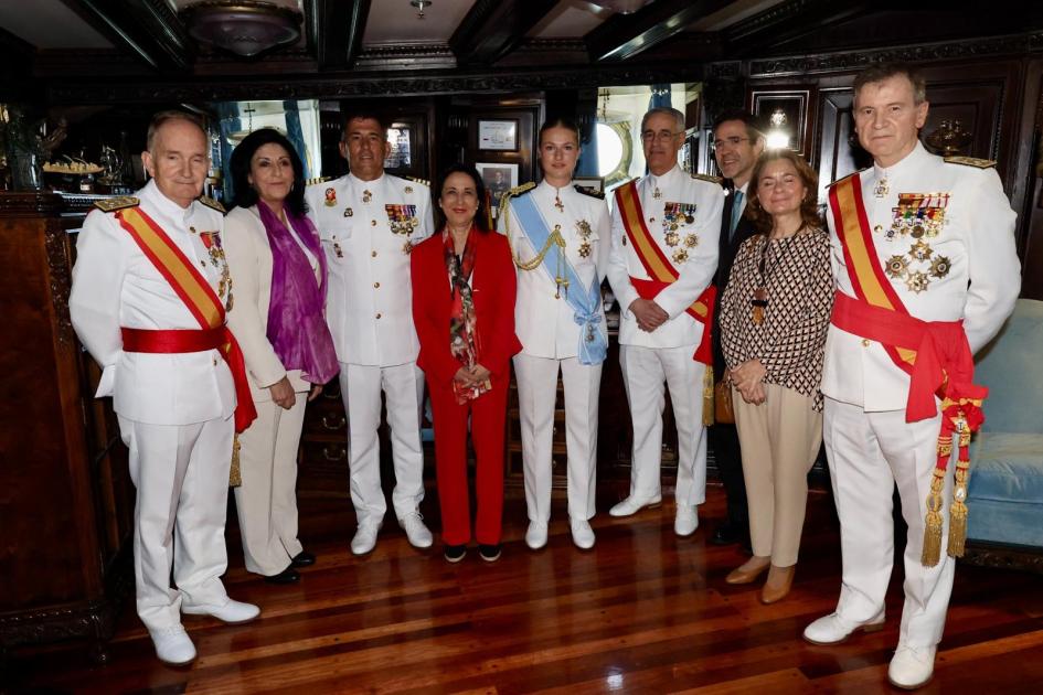 Tripulación del Buque Escuela Juan Sebastián de Elcano, en Teatro Solís Tripulación del Buque Escuela Juan Sebastián de Elcano, en Teatro Solís