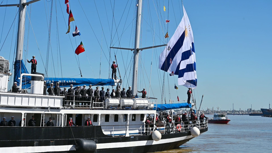 El velero Capitán Miranda amarrado en el puerto de Montevideo El velero Capitán Miranda amarrado en el puerto de Montevideo