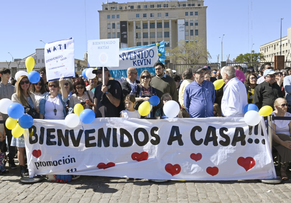 Familiares de la tripulación Familiares de la tripulación sostienen cartel de bienvenidos a casa