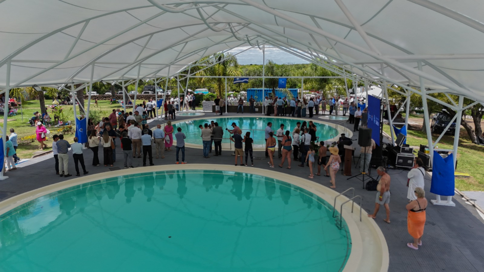 Piscina semicerrada en Termas del Dayman 