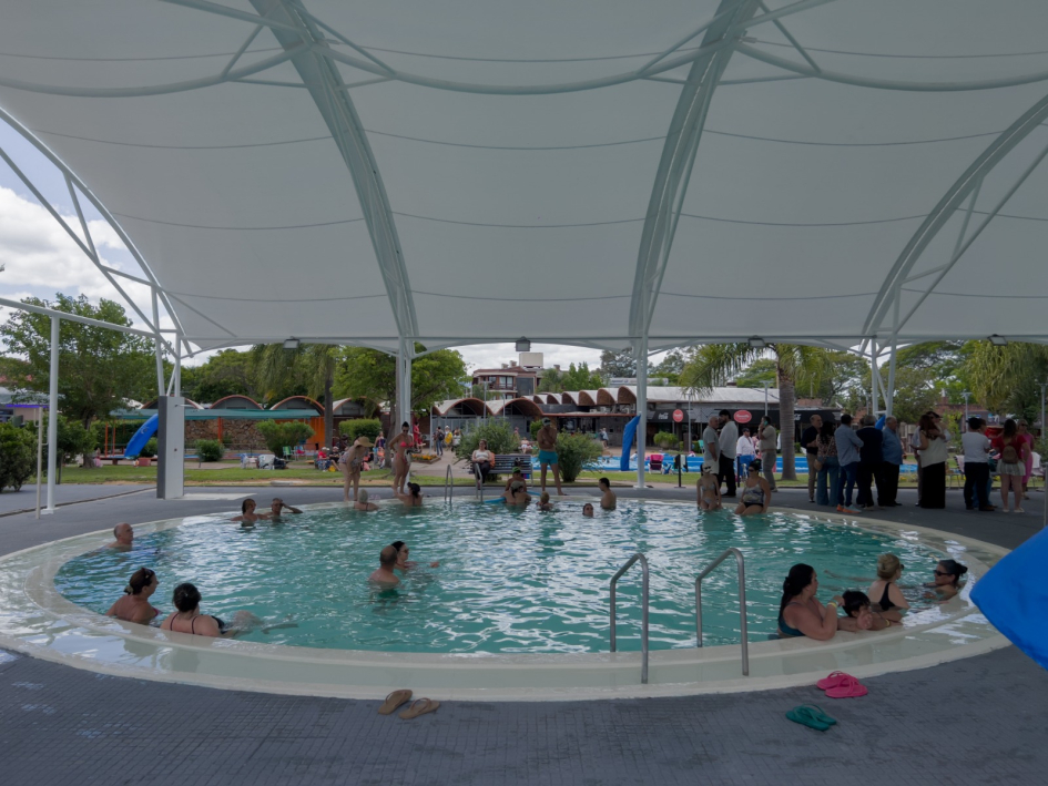 Piscina semicerrada Termas del Dayman 