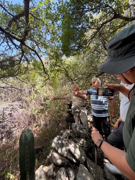 Grupo de personas en su recorrido por la Isla San Gabriel, admirando fauna