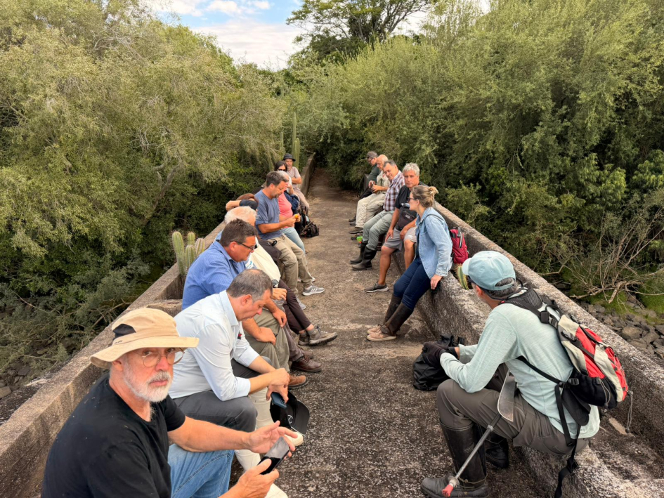Grupo de personas en su recorrido por la Isla San Gabriel