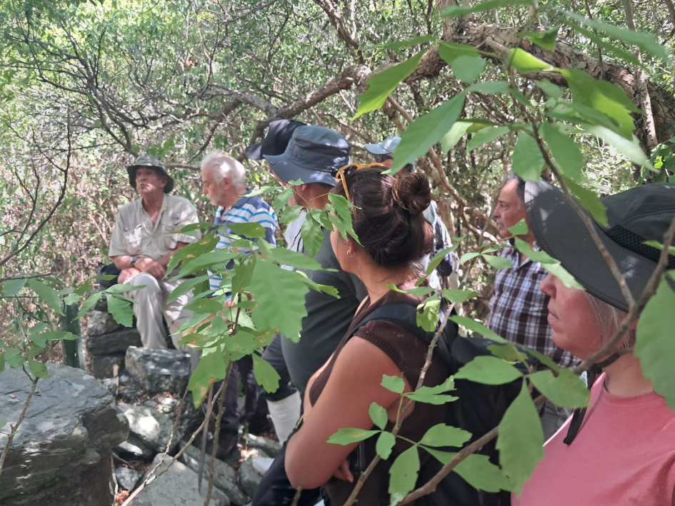 Grupo de personas en su recorrido por la Isla San Gabriel, admirando fauna
