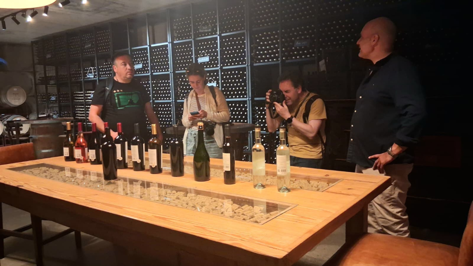 Periodistas en una bodega