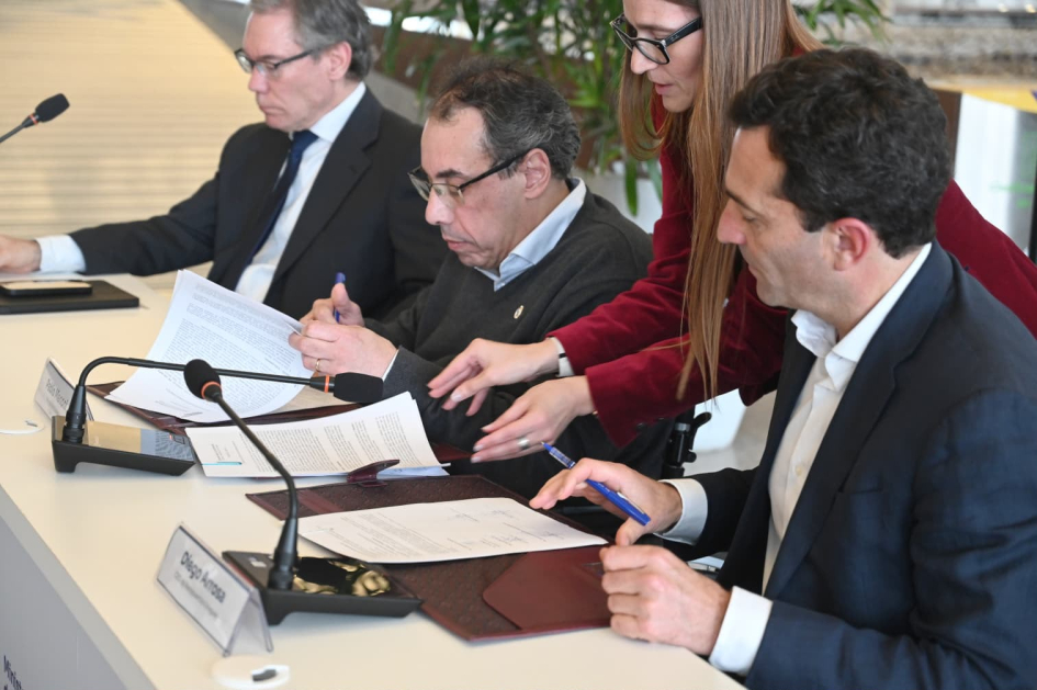 Mintur - Aeropuertos firma de acuerdo