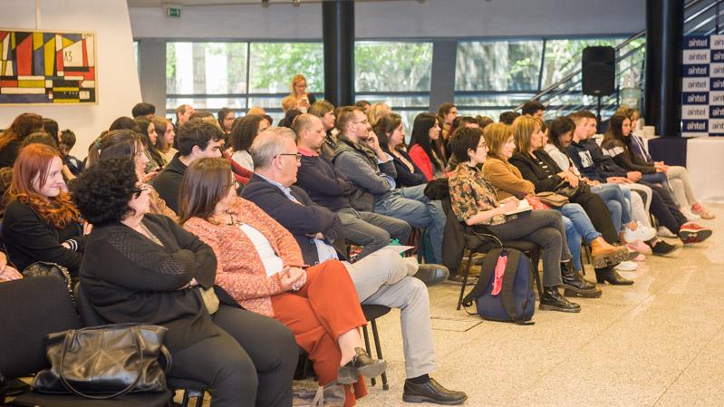 Público atento a la presentación 